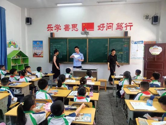 阳三石派出所渌江社区民警甘子霖在泉湖小学开展“开学第一课”