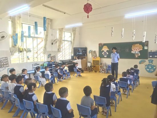 来龙门派出所胜利社区民警易海霞在六一幼儿园开展“开学第一课”