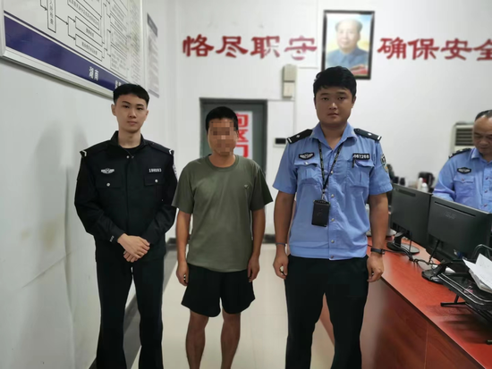 ▲10月3日，邵阳洞口县公安局竹篙塘派出所打掉一个非法储存、销售烟花爆竹窝点，抓获嫌疑人张某。