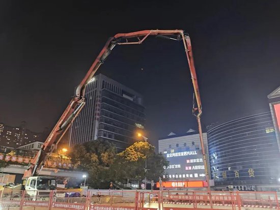 长沙地铁7号线正塘坡路站主体结构封顶现场。