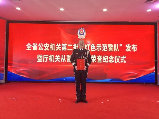  △衡阳县公安局洪市派出所所长李晨旎在授牌现场。