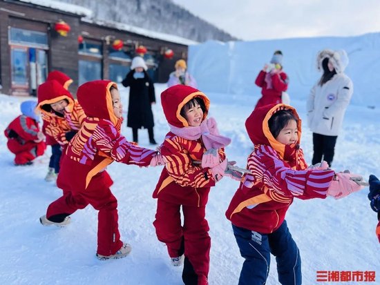 湖南益阳“小辣椒”游玩东北