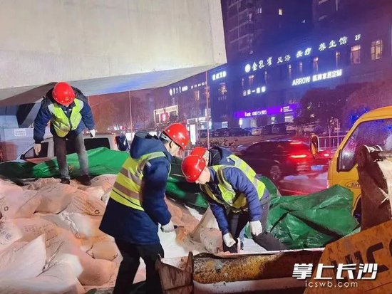 △1月21日夜间至22日早晨,长沙城发集团桥隧公司组织人力和机械,加紧撒盐除雪。长沙晚报全媒体记者 陈焕明 通讯员 周正 摄影报道