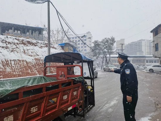  △冒雪巡逻，为群众提供暖心帮助