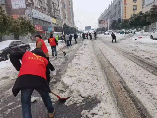  南县志愿者加紧铲冰扫雪。图源：南县发布