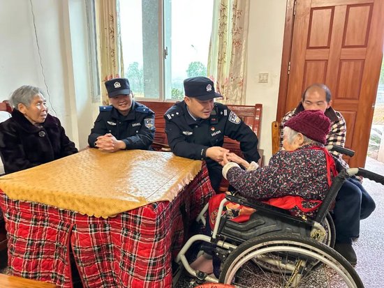 图 3 走访辖区群众