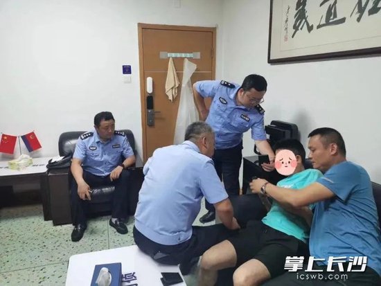 ▲2023年7月,多名公安民警一同劝阻一名被诈骗分子“洗脑”的市民。
