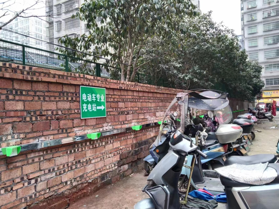 合泰D区将闲置脏乱的临街地块改造为电动车集中充电桩专区。