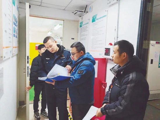 ▲麓谷派出所民警深入企业开展安全检查