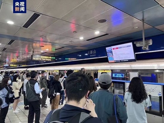 △台北捷运停止运行,民众下车在站台等候