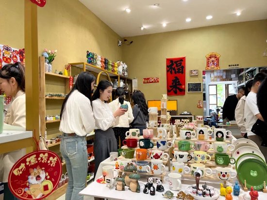 游客来醴陵游玩捡瓷