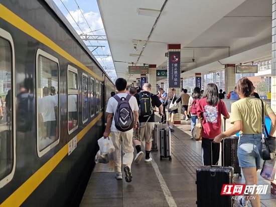 8月26日至9月10日,广铁集团计划加开学生热门出行方向列车900余趟。