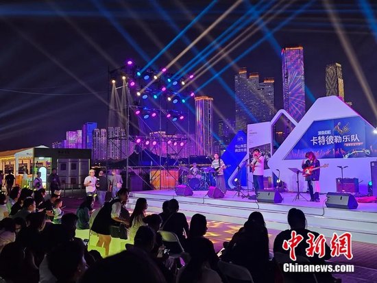 湖南农业大学卡特彼勒乐队在长沙橘子洲表演