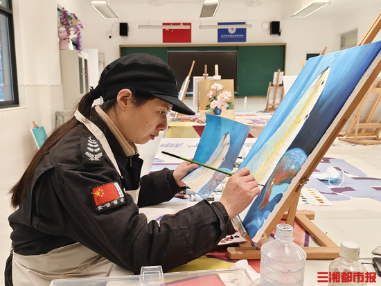 (鲁英正在画画。高煜棋摄 )
