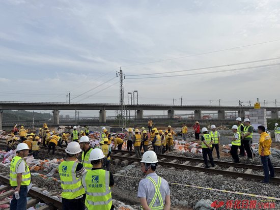 (怀化国际陆港铁路专用线项目“五一”施工忙。张卓 摄)
