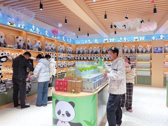 游客在熊心造文创馆挑选文旅产品。图源:新湖南客户端