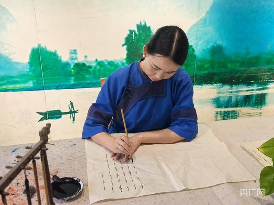 胡欣书写女书作品(央广网记者黄珂岚 摄)