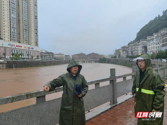 廖怀如在防汛一线工作。