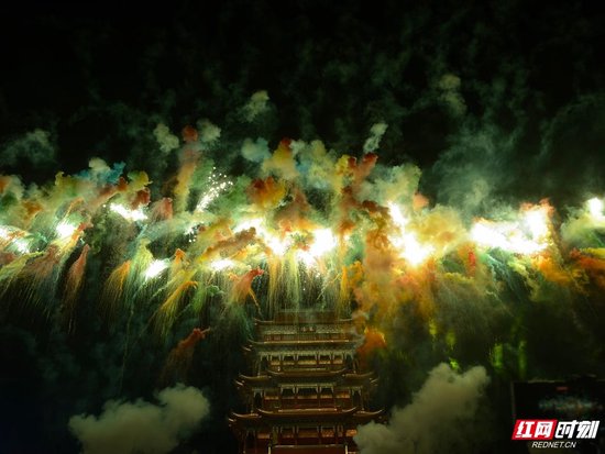 “七彩祥云”降临万楼。