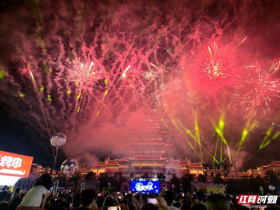 艳丽的“菊花”在夜空绽放。