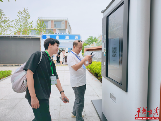 (景区需求方和供应商在伟达AI互动设施前体验)
