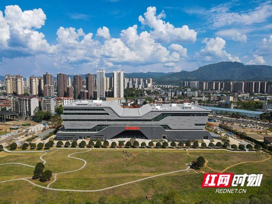 即将于9月12日开馆的怀化市博物馆新馆，外观设计兼具现代大气风格与地方文化特色。（李长宏 摄）