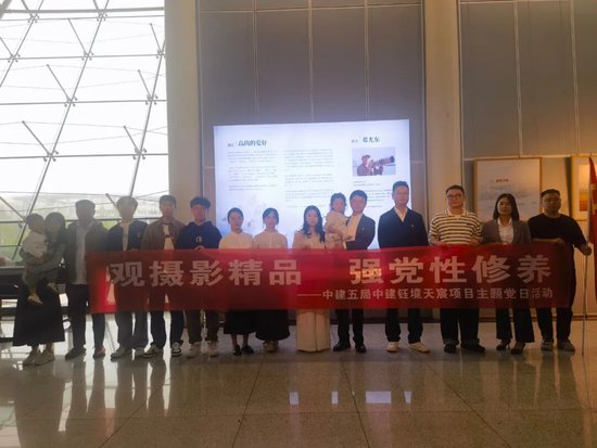 邓尤东“敬天爱人”摄影展吸引观众感受光影魅力