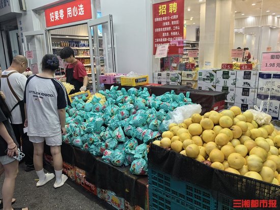 10月12日，长沙市民在水果店内选购柚子。罗艾敏摄
