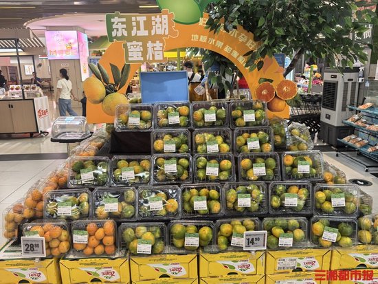 秋月梨、石榴、蜜桔等秋季时令水果上新。罗艾敏摄