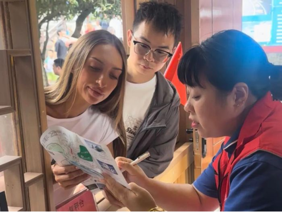 工作人员给外国游客讲解中