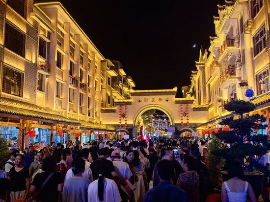 （人流如织的武冈西直街）