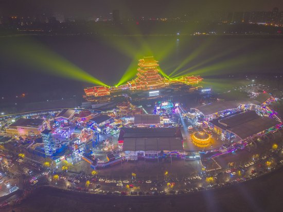 （2025年12月31日晚，湘潭万楼·芒果青年码头灯光璀璨。 湖南日报全媒体记者 童臻熙 周浩宇 摄）