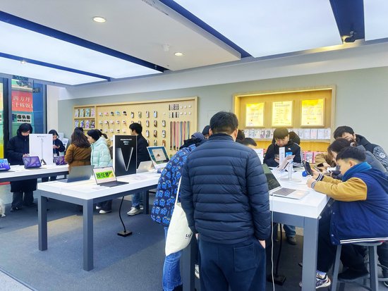 （元旦期间，湖南苏宁易购门店人流不断。）