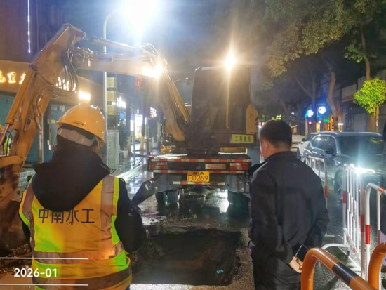 芙蓉区火星街道联动凌霄社区居委会、供水公司现场抢修破损管道