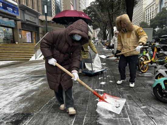 韭菜园街道军区社区工作人员在撒盐除冰