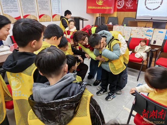 邵霞给曙光社区小学生及其家长讲解安全急救课。