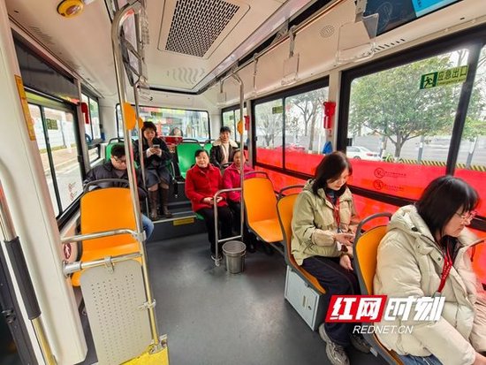  从“厂门”到“家门”、从“校门”到“站门”的路变得更从容。