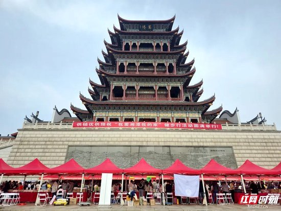 活动终点设置的农产品展示区。