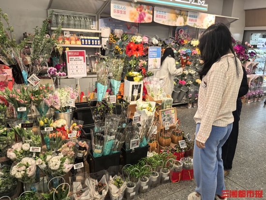  3月22日，长沙一盒马鲜生门店入口处，摆满了刚上新的春花。罗艾敏 摄