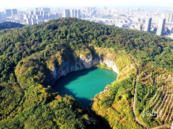 金霞山天湖。（全媒体记者 陈旭东 摄）