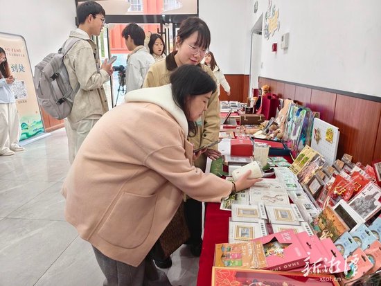 文创集市备受关注。（全媒体记者 谷桔 摄）
