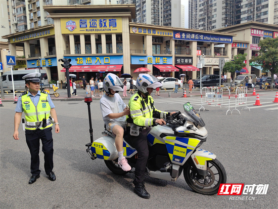　　6月7日，周南梅溪湖中学考点，一名考生不慎走错考场，紧急向执勤交警求助。湘江新区交管大队副大队长熊伟第一时间调度现场铁骑警力，火速护送考生赶往师大梅溪湖中学考点，争分夺秒为考生赶考保驾护航。