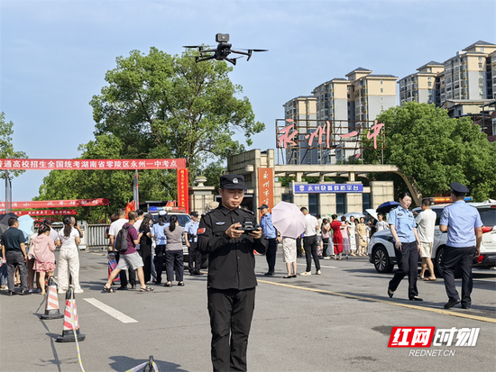 永州一中考点，永州警航全域巡航护航高考，为考生保驾护航，助梦想起航。（永州站记者 陈小婷）