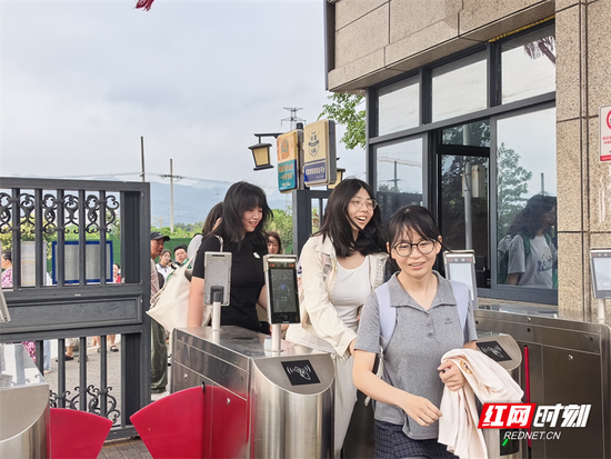 张家界市一中考点秩序井然，考生们信心十足奔赴考场。（张家界站记者 张潘 陈静涵）