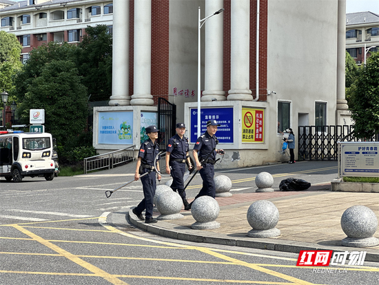 　　2026年高考语文考试正在进行，郴州市林邑中学考点外执勤警卫人员在现场巡逻，保障考试顺利进行。（郴州站记者 李琳霞）