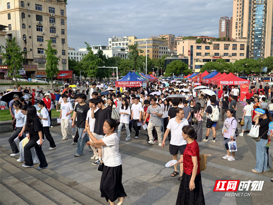 郴州二中考点，考生到达考点，陆续进入考场。（郴州站记者 周蕾）