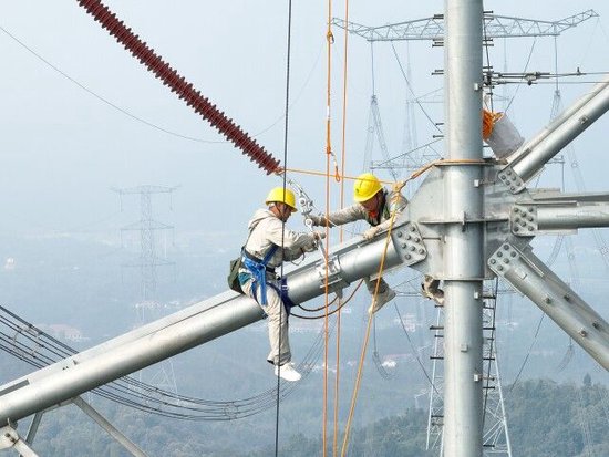 国网湖南超高压输电公司工作人员带电安装防风偏拉索装置。图片均由通讯员提供