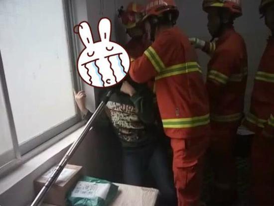 怀化一男子网购套狗杆 亲自测试效果导致脖子被卡