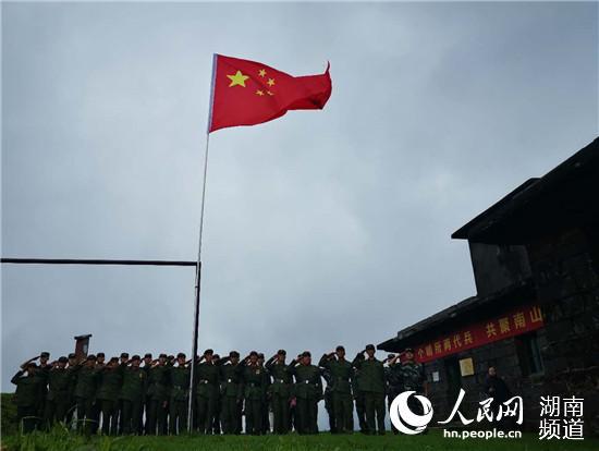 14名“高山红哨兵”时隔半世纪,重回南山哨所。李芳森 摄