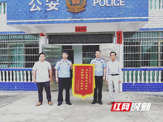 9月14日,常宁市兰江乡群众邓某某给民警送锦旗。